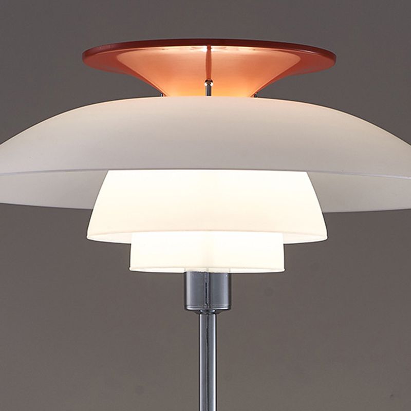 Salgado Moderne Stehlampe mit fliegender Untertasse aus Metall
