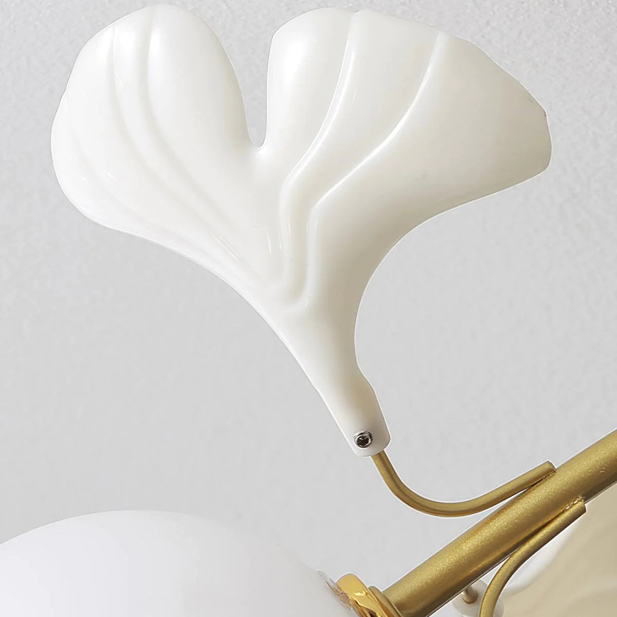 Olivia Nordic Multi Globe Deckenleuchte aus Metall/Keramik, Weiß/Gold