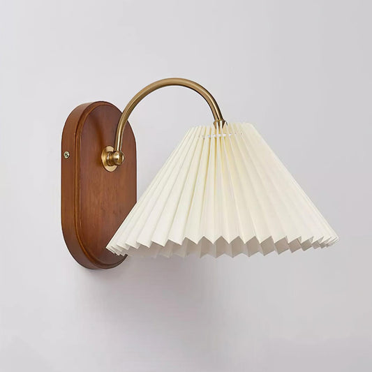 Solenne Vintage-Wandleuchte mit plissiertem Schirm