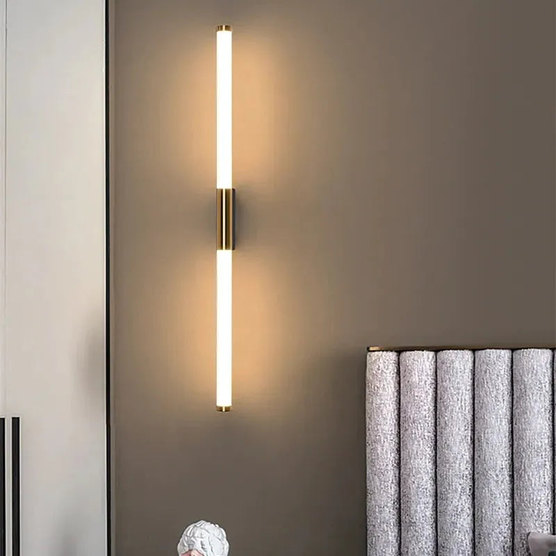 Applique murale linéaire minimaliste Moren en métal doré