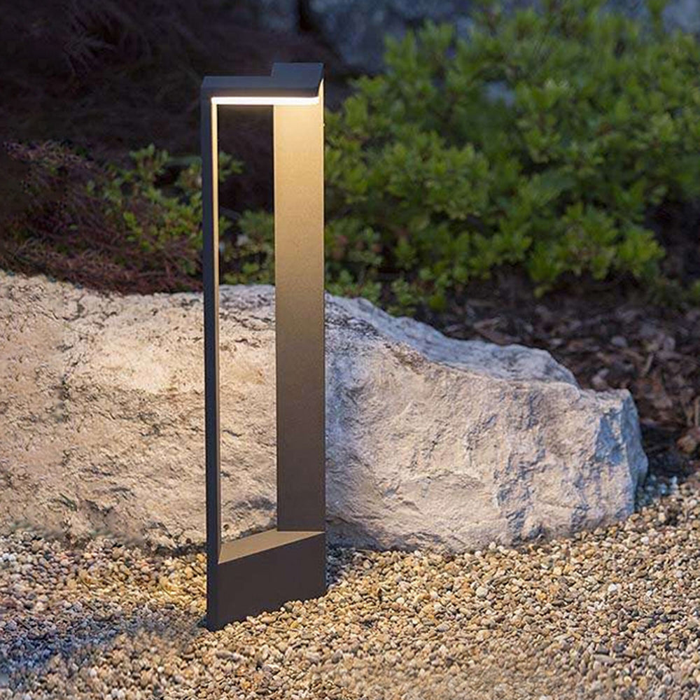 Ray Minimalistische, rechtwinklig geformte Wegeleuchte aus Metall für den Außenbereich, Schwarz