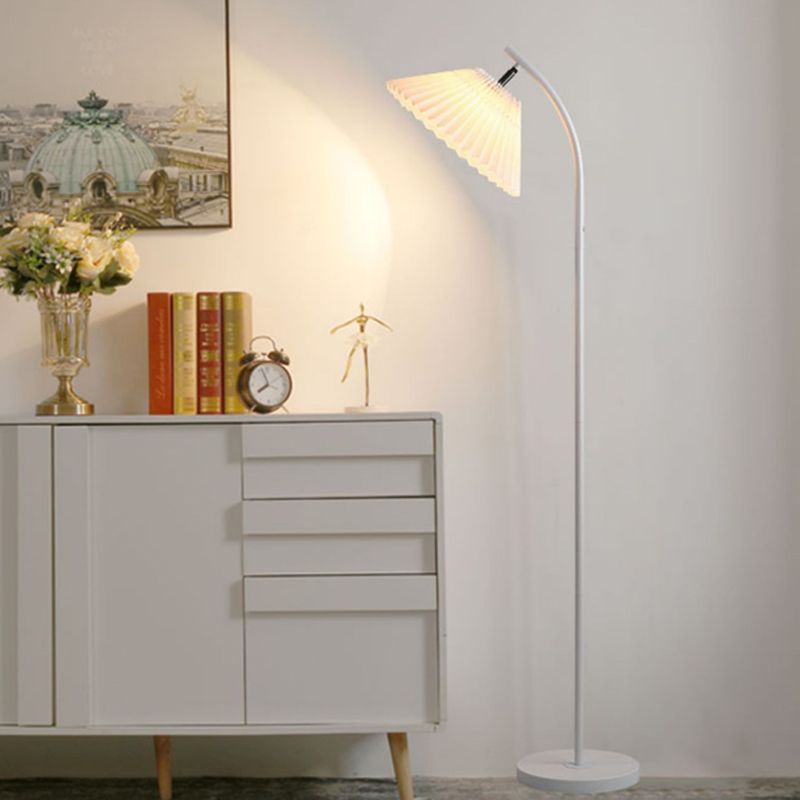 Moderne Arc-Stehlampe aus plissiertem Metallgewebe von Ozawa, 3 Farben