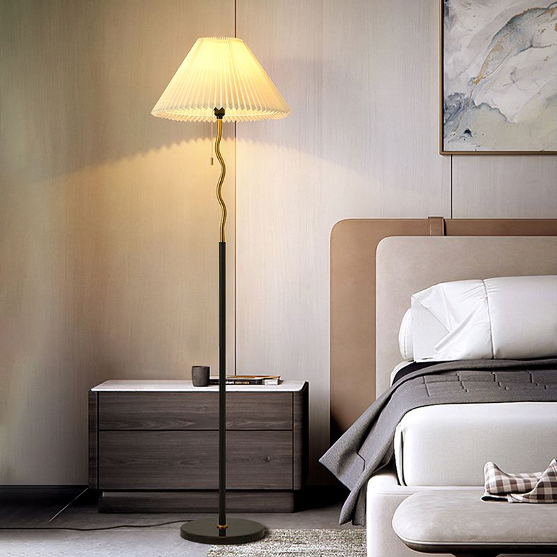 Ozawa vintage retro geometrisch geplooide metalen vloerlamp, zwart