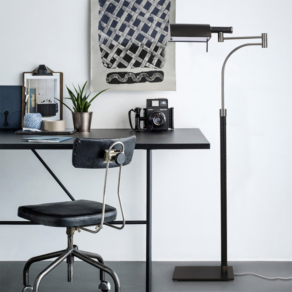 Moderne schwarze Stehlampe von Salgado Design, Leder und Metall