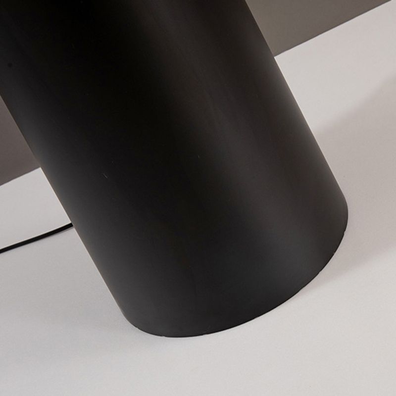 Salgado Moderne untertassenförmige Metall-Stehlampe, Schwarz