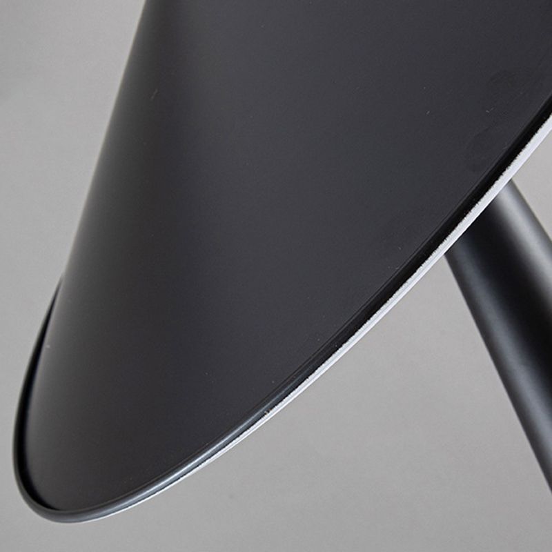 Salgado Moderne untertassenförmige Metall-Stehlampe, Schwarz