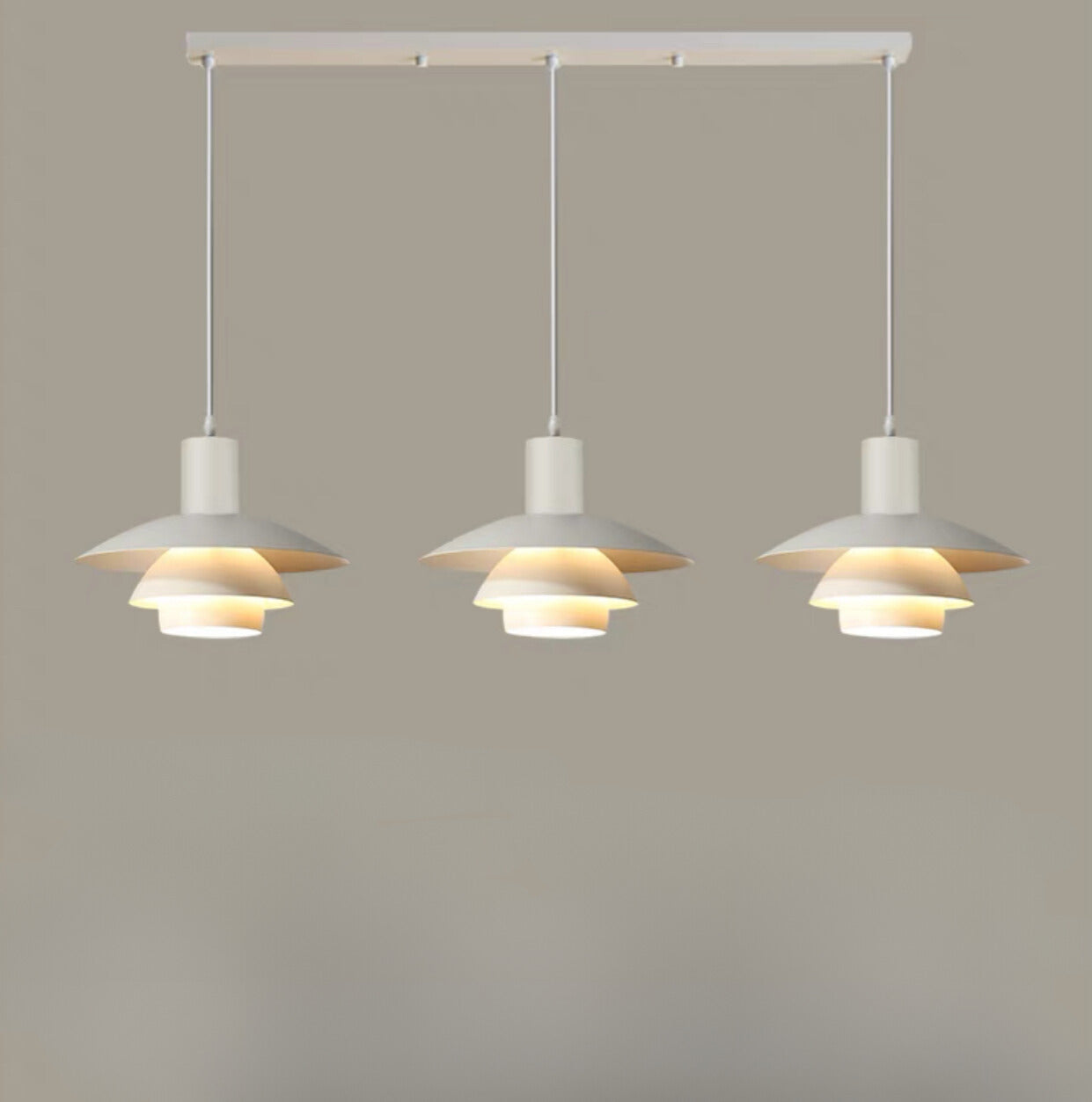 Moderne LED-Pendelleuchte Valentina aus weißem Holz und Metall für Schlafzimmer