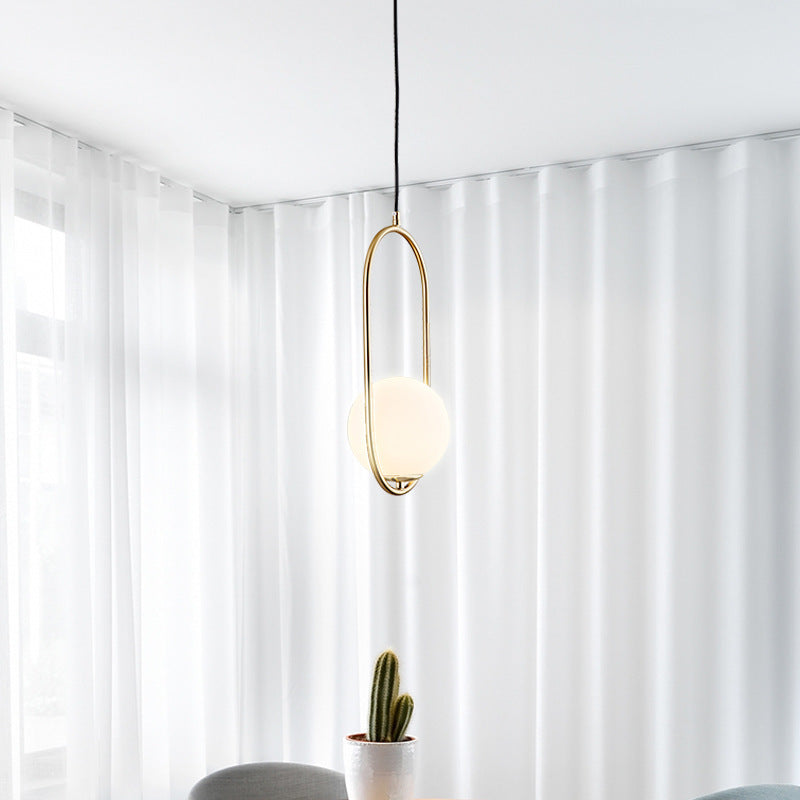 Lampe à suspension globe ovale minimaliste à cadre doré et noir Valentina