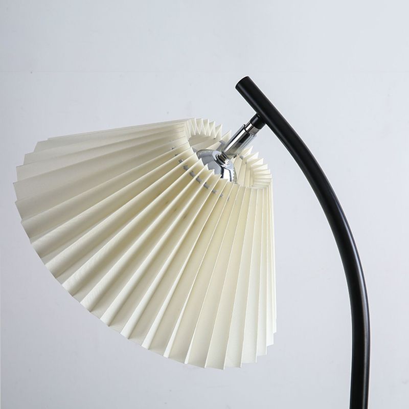 Moderne Arc-Stehlampe aus plissiertem Metallgewebe von Ozawa, 3 Farben