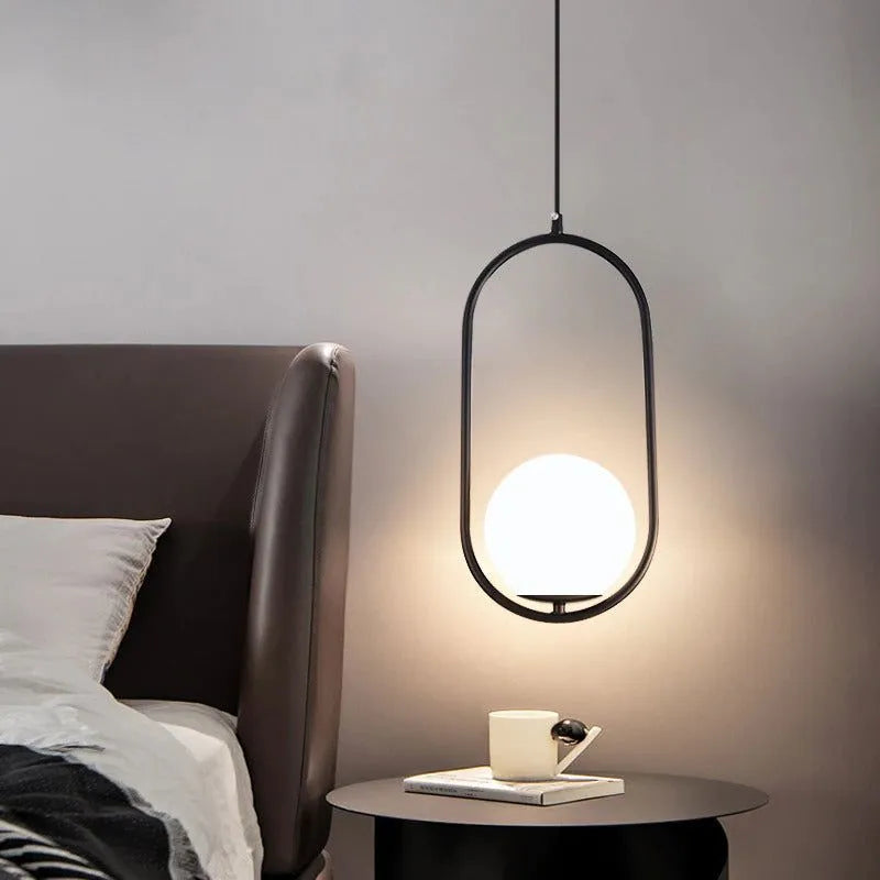 Lampe à suspension globe ovale minimaliste à cadre doré et noir Valentina
