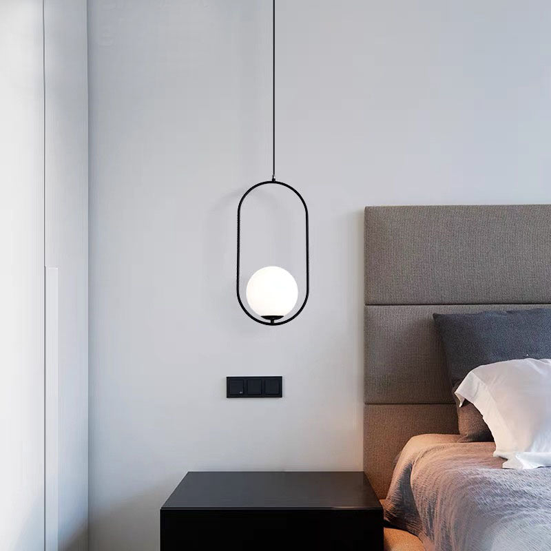 Lampe à suspension globe ovale minimaliste à cadre doré et noir Valentina