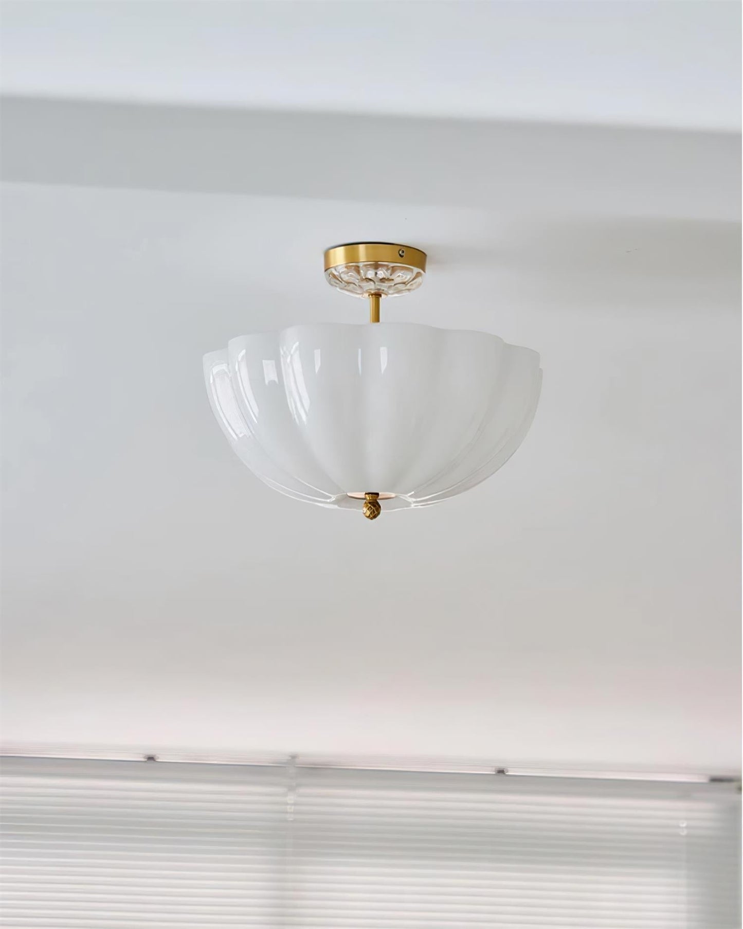 Plafonnier en laiton et verre avec élégante silhouette de pétales moderne