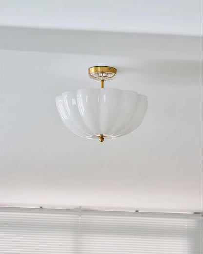 Plafonnier en laiton et verre avec élégante silhouette de pétales moderne