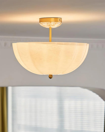 Plafonnier en laiton et verre avec élégante silhouette de pétales moderne