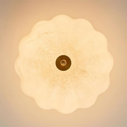 Plafonnier en laiton et verre avec élégante silhouette de pétales moderne
