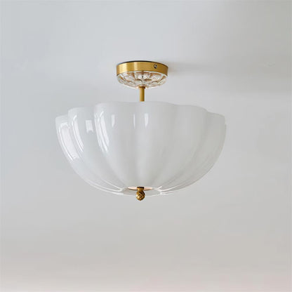 Plafonnier en laiton et verre avec élégante silhouette de pétales moderne