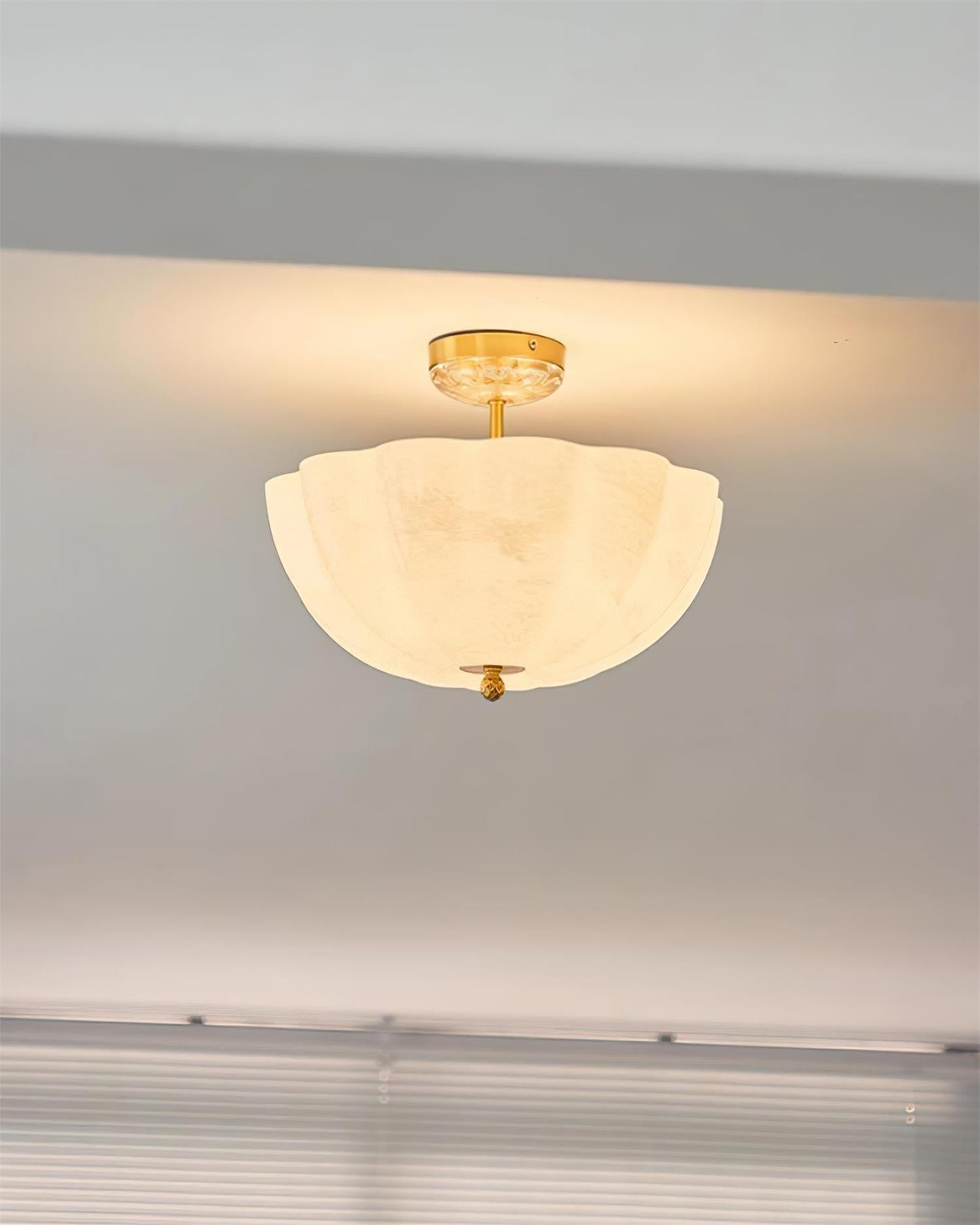 Plafonnier en laiton et verre avec élégante silhouette de pétales moderne