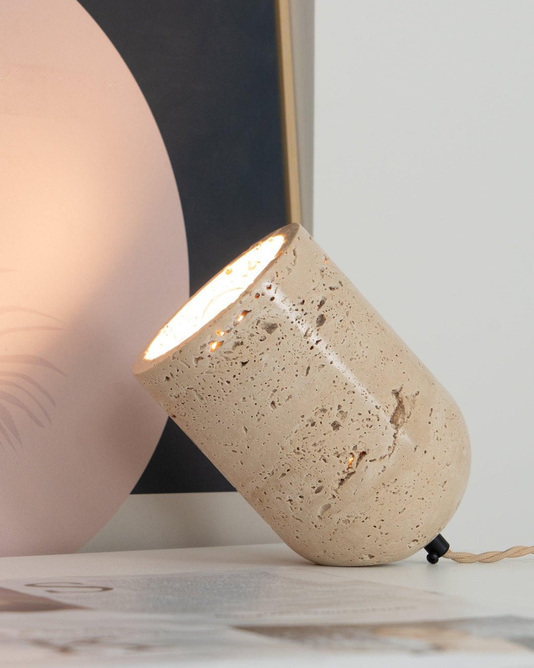Lampe de table conique en travertin Mysilarae
