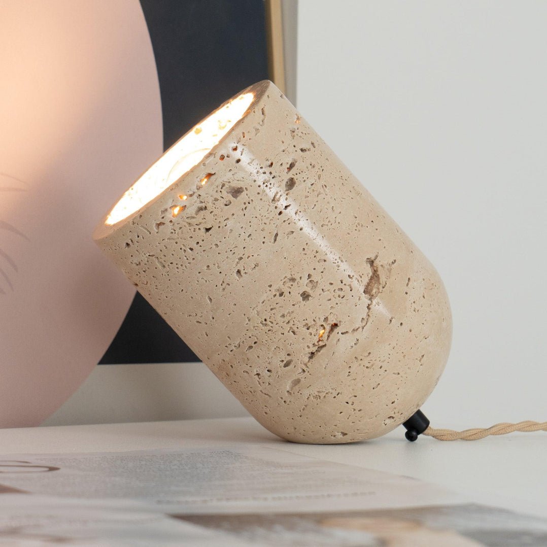Lampe de table conique en travertin Mysilarae