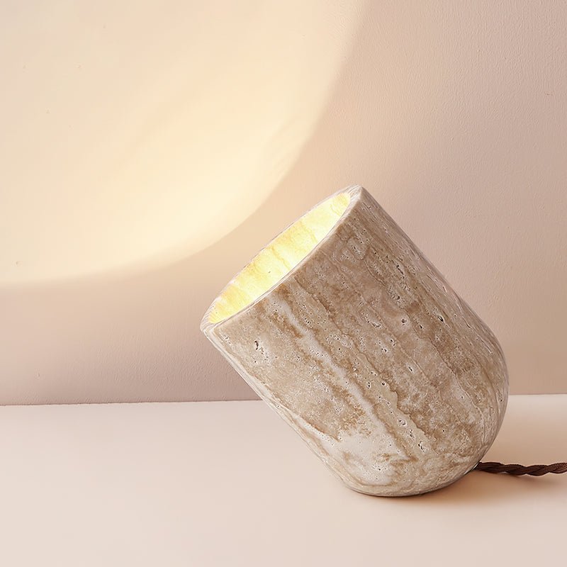 Lampe de table conique en travertin Mysilarae