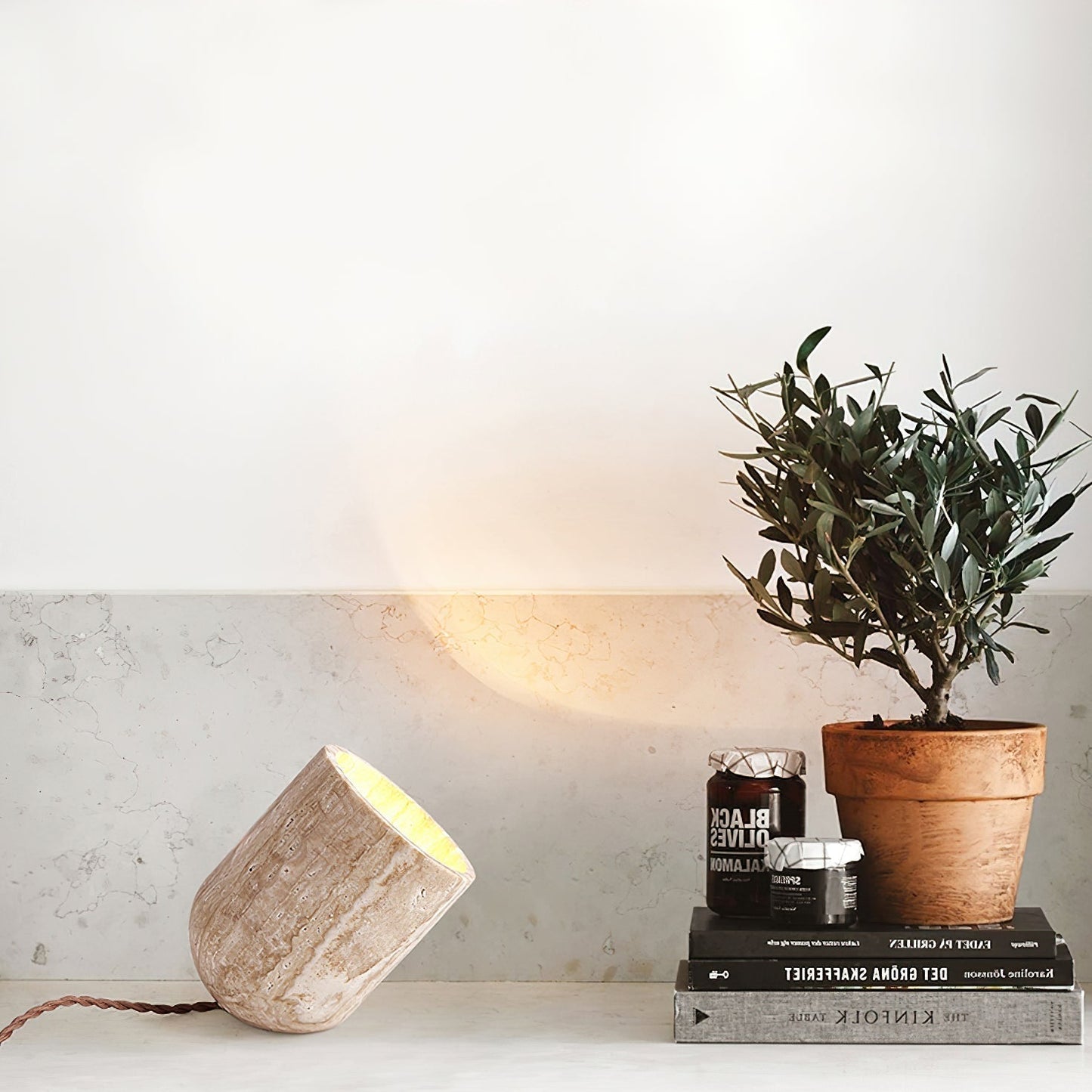 Lampe de table conique en travertin Mysilarae