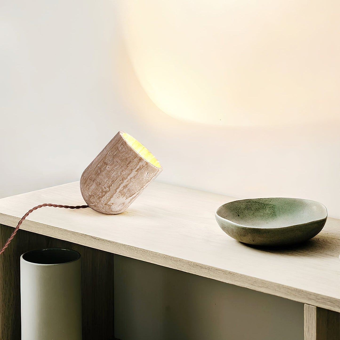 Lampe de table conique en travertin Mysilarae