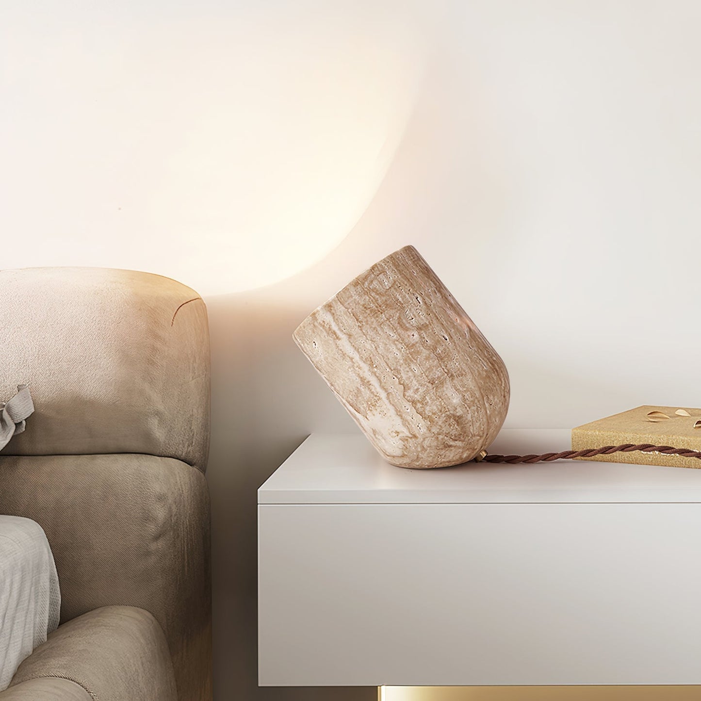 Lampe de table conique en travertin Mysilarae