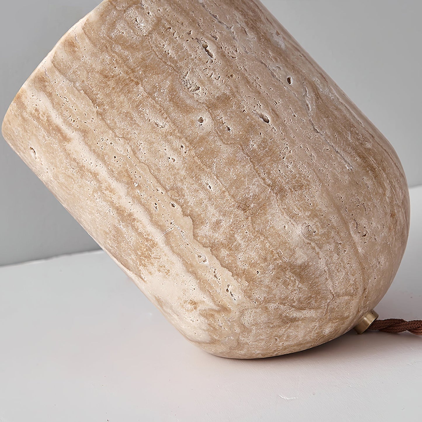 Lampe de table conique en travertin Mysilarae