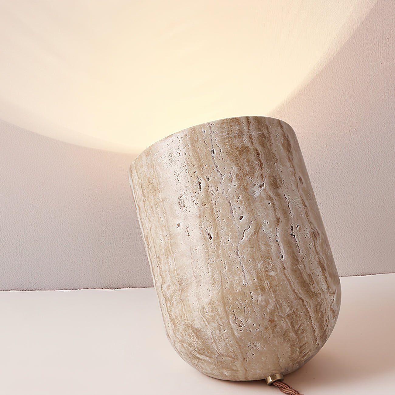 Lampe de table conique en travertin Mysilarae