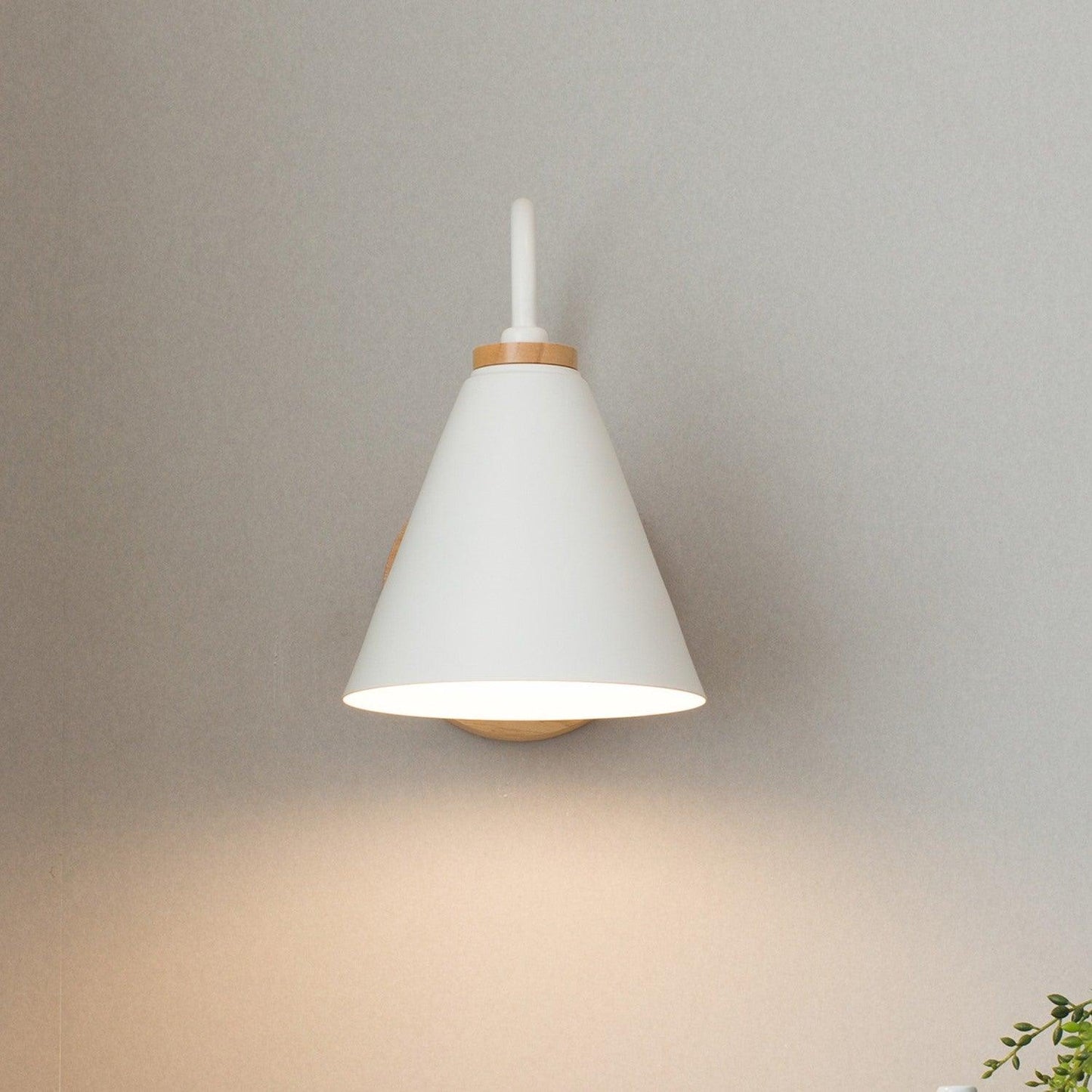 Sern Nordic Wood Wall Lamp