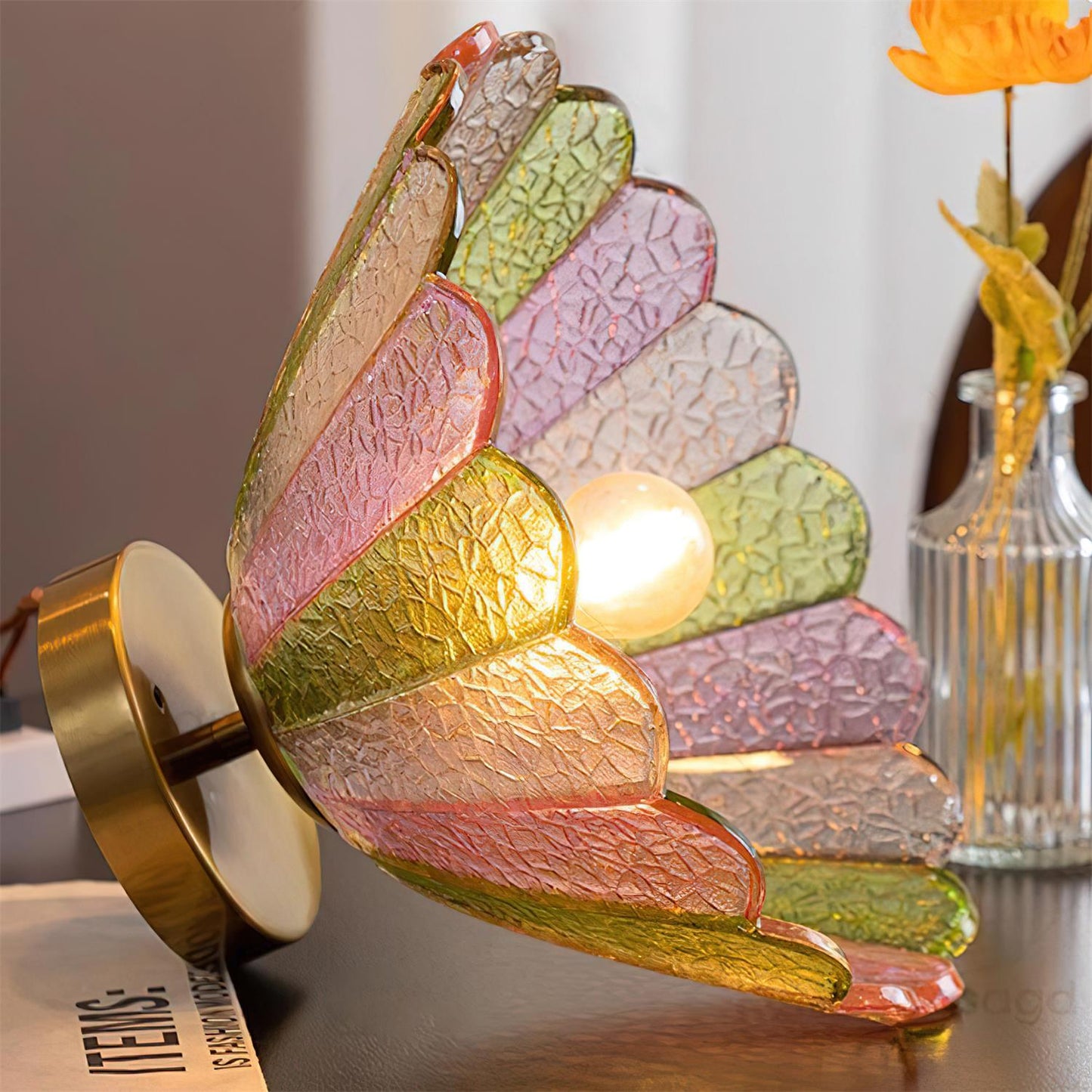 Deckenleuchte mit buntem Blütenblatt-Glasschirm, goldenem Baldachin, Vintage-Unterputzmontage