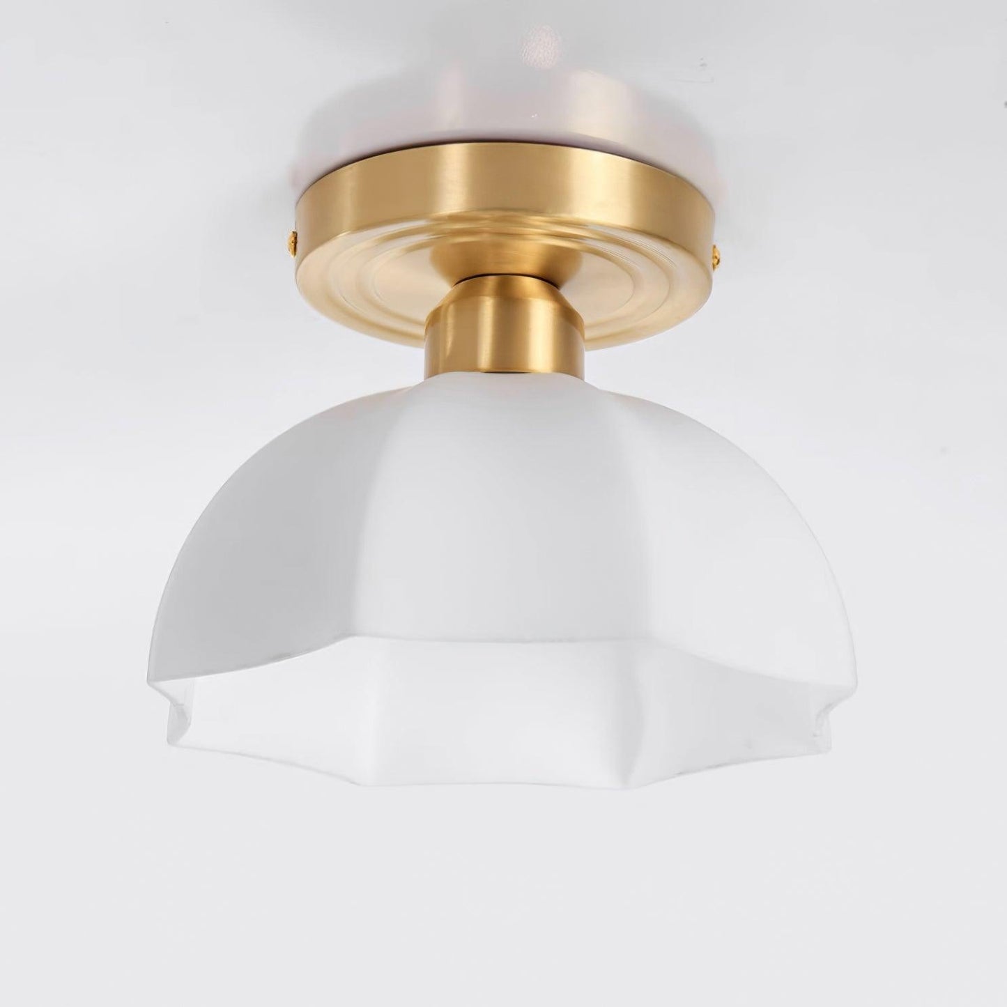 Plafonnier Avelin en laiton et verre opale