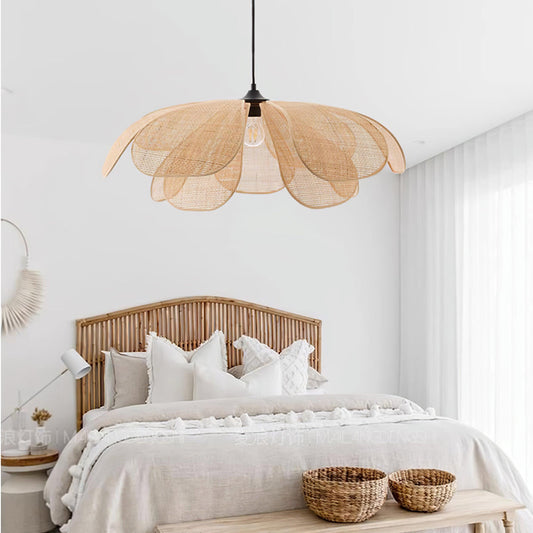 Lampada a sospensione in rattan Eloria a forma di petalo