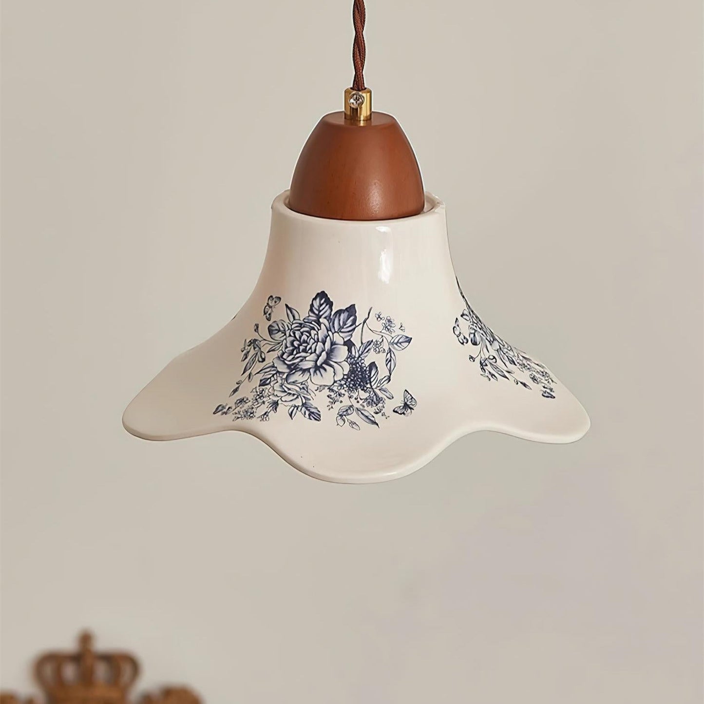 Lampes suspendues en fleurs de porcelaine