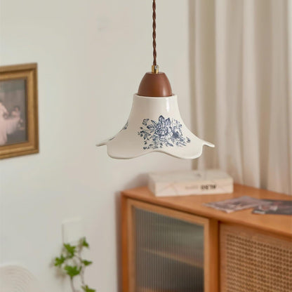 Lampes suspendues en fleurs de porcelaine