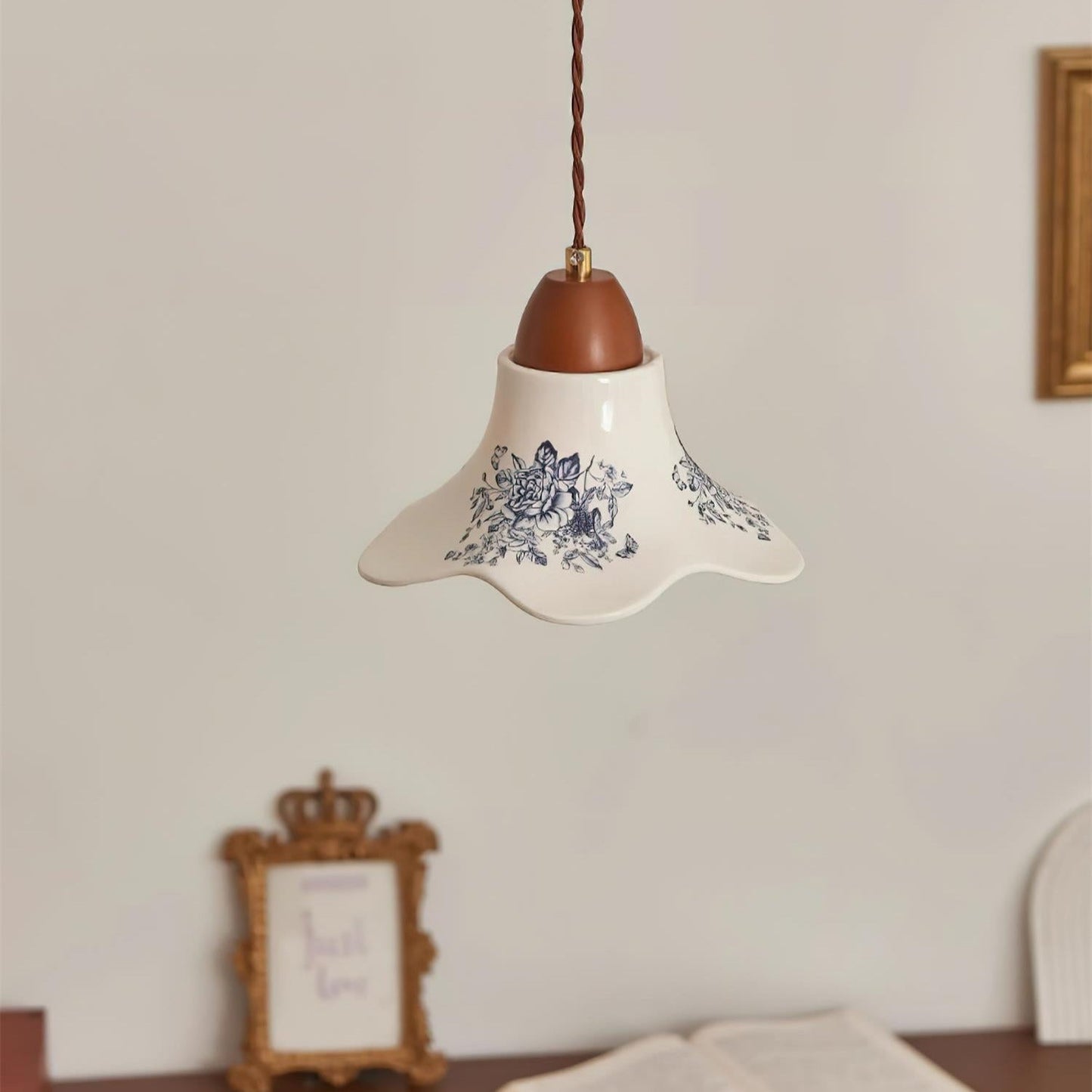 Lampes suspendues en fleurs de porcelaine