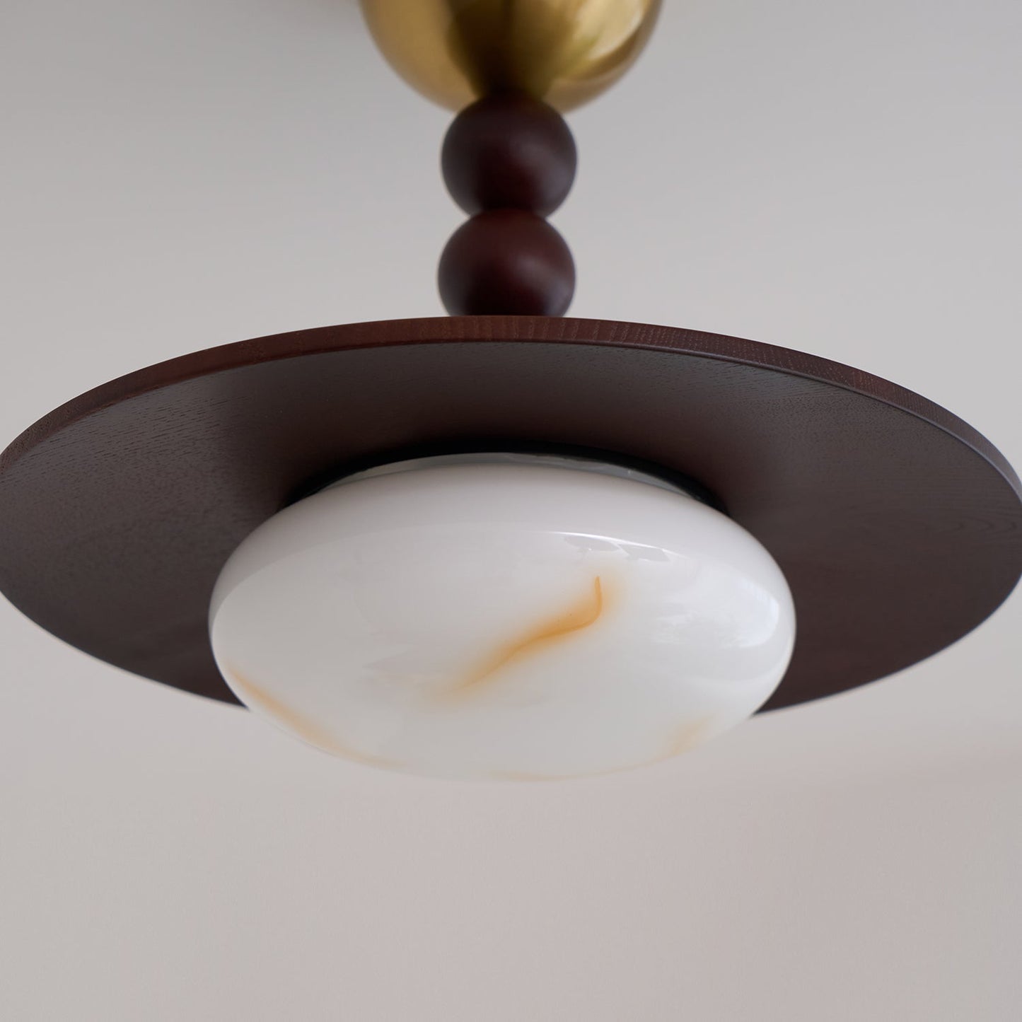 Plafonnier Muto couleur noyer et albâtre imitation blanc