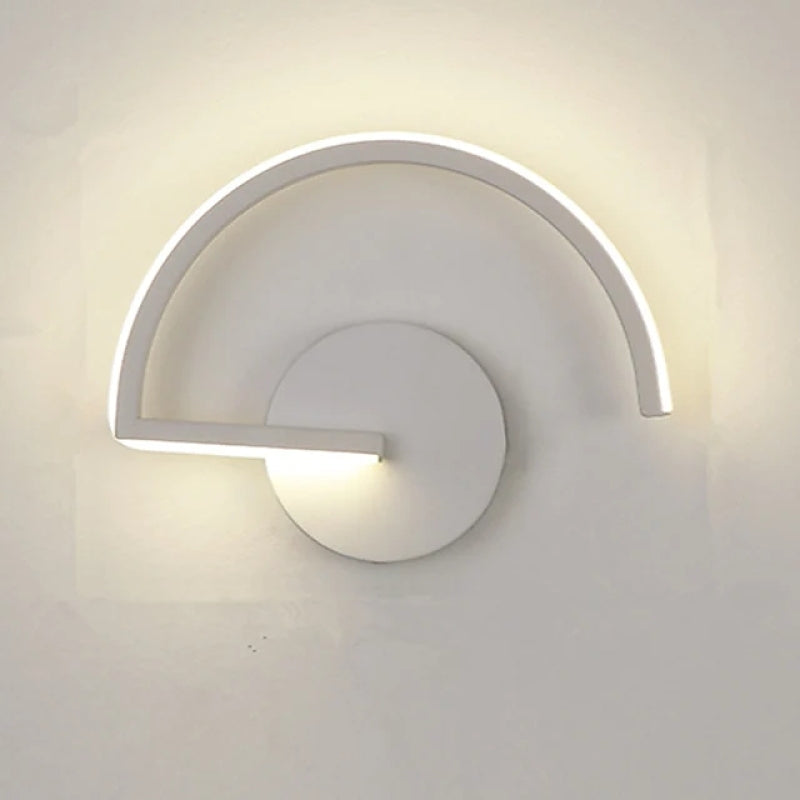 Applique murale minimaliste linéaire semi-circulaire en métal Arisha