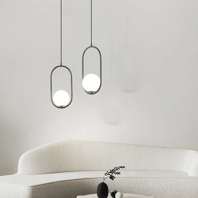 Lampe à suspension globe ovale minimaliste à cadre doré et noir Valentina